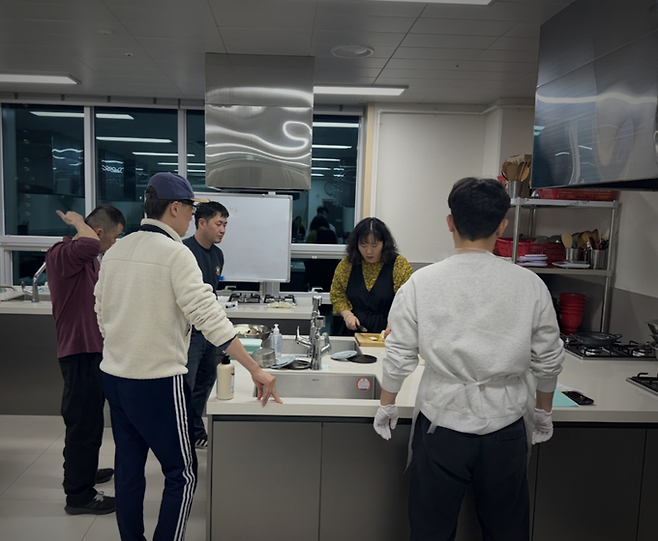 ▲ 11일 의성군가족센터 조리실에서 열린 중장년 남성 1인가구 프로그램 '남자의 품격 공방' 요리 교육에서 두두랩 대표 이현숙 강사가 '얼큰 냉이 불고기버섯전골' 조리 방법을 설명하고 있다. 의성군 제공