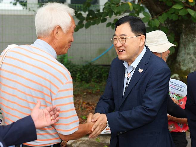 ▲ 주낙영 경주시장이 지난해 지역 경로당을 방문해 어르신과 인사를 나누고 있다. 경주시