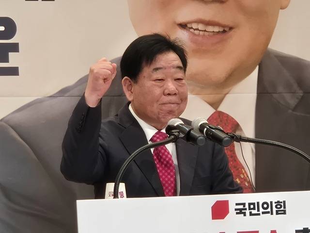 우병윤 전 경북도 경제부지사가 6.3 지방선거 청송군수 출마를 선언하고 있다. 임경성 기자