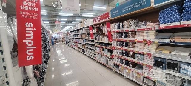 홈플러스의 자금난이 악화되면서 발주 물량이 줄어들자 자체 브랜드(PB) 상품 중심으로 매대 운영이 이루어지고 있다. 권영진 기자