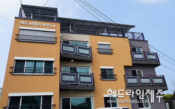 히트펌프 시설이 설치된 제주시 화북동 금산로 주택. 옥상과 베란다 난간에 태양광 패널이 설치돼 있다.ⓒ헤드라인제주