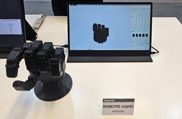 로보티즈의 '로봇 핸드(HX5-D20)'. [출처=진운용 기자]