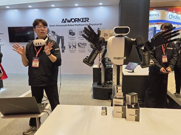 로보티즈의 세미 휴머노이드 'AI 워커'가 관람객을 향해 양손을 흔들고 있다. [출처=이수진 기자]