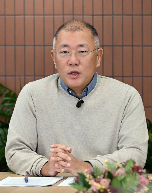 정의선 회장이 신년회에서 회사의 올해 목표를 이야기하고 있는 모습.[사진=현대차]