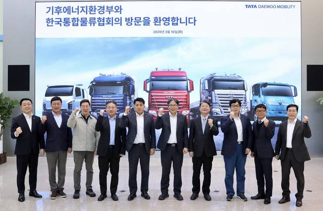 군산 타타대우모빌리티 본사에서 전기 중대형 화물차 보급 방안 논의에 참석한 관계자들이 기념 촬영을 하고 있다. 타타대우 제공.