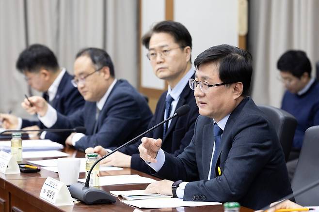 기후에너지환경부는 "재생에너지 추가 접속을 확대하겠다"고 밝혔다. 사진은 김성환 장관이 지난 6일 태양광 주요 협회·단체 및 유관기관 간담회를 주재하던 당시의 모습. (사진 기후에너지환경부 제공)