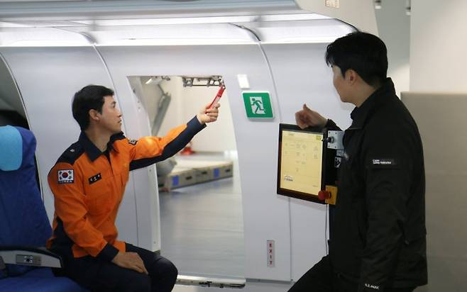 에어부산이 사옥에서 부산소방재난본부 소방관 대산 소방 안전 교육을 진행했다. 사진=에어부산