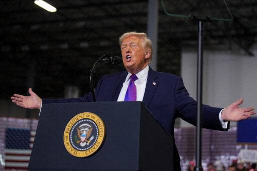 도널드 트럼프 미국 대통령이 11일(현지시간) 켄터키주 헤브런의 버스트 로지스틱스에서 열린 행사에서 연설하고 있다. (사진=AFP)