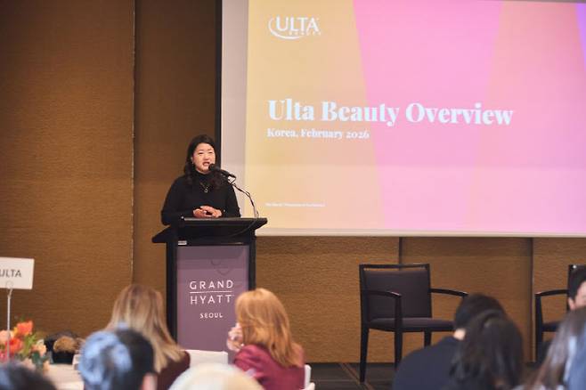 정새라 랜딩인터내셔널 대표가 발표하고 있다. (사진=랜딩인터내셔널)