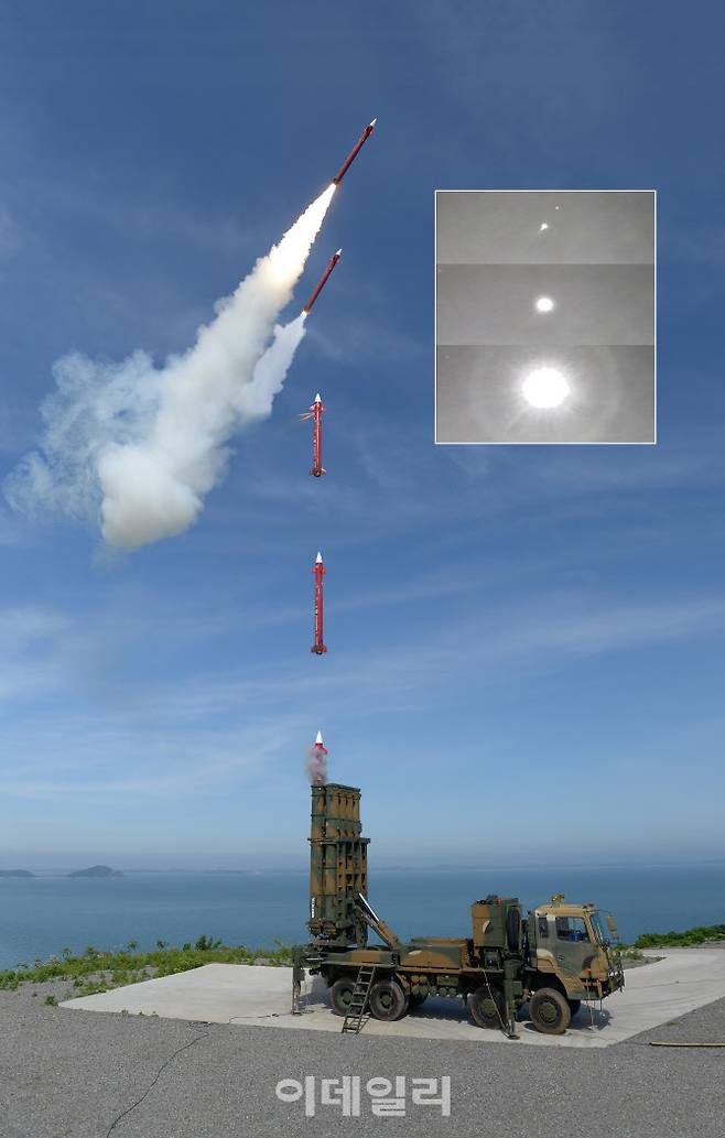 천궁-II 시험발사에서 요격 미사일이 수직으로 발사된 이후 측추력기를 이용해 방향을 틀어 표적을 향하고 있다. 오른쪽은 표적 명중 모습 (사진=LIG넥스원)