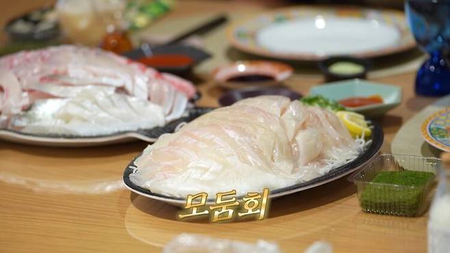 성시경이 명예영국인과 함께 먹은 회. 사진=성시경 유튜브