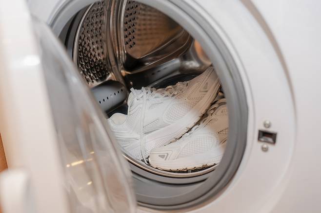 신발 세탁 후에는 소재와 관계없이 바람이 잘 통하는 서늘한 곳에서 말려야 한다. 사진=게티이미지뱅크