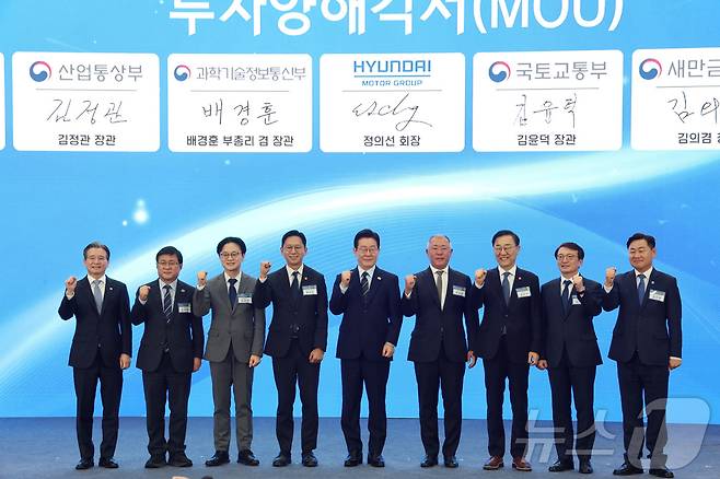 이재명 대통령과 정의선 현대자동차 회장이 27일 전북 군산시 새만금 컨벤션센터에서 열린 새만금 로봇·수소·AI 시티 투자협약식에서 투자협약을 체결한 뒤 기념촬영을 하고 있다. 왼쪽부터 김용범 정책실장, 김성환 기후에너지환경부 장관, 김정관 산업통상부 장관, 배경훈 부총리 겸 과학기술정보통신부 장관, 이재명 대통령, 정의선 현대자동차 회장, 김윤덕 국토교통부 장관, 김의겸 새만금청장, 김관영 전북도지사. 2026.2.27 ⓒ 뉴스1 이재명 기자