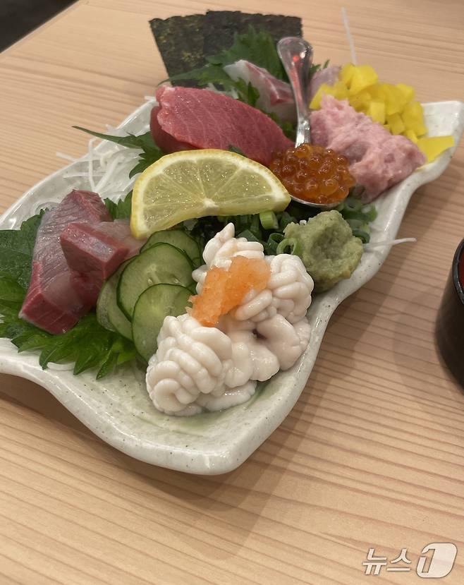 일본식 사시미와 시소잎. (필자 제공)