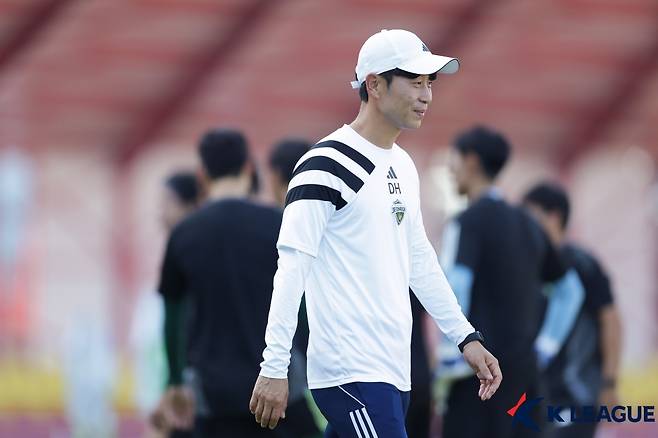 사명감으로 좋은 지도자를 꿈꾸는 김두현 (한국프로축구연맹 제공)