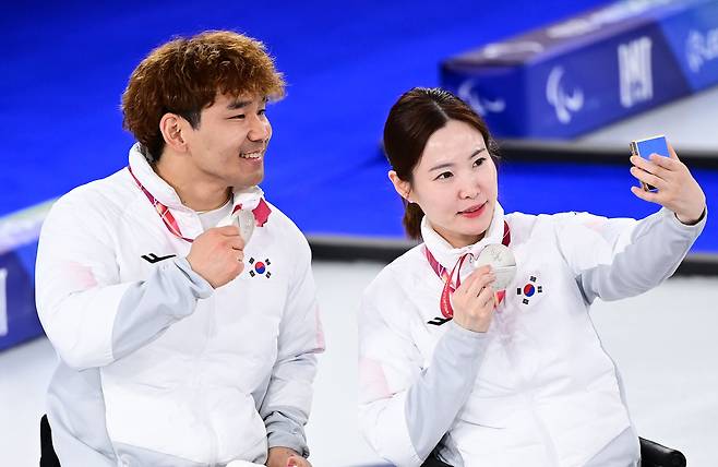 2026 밀라노·코르티나담페초 동계 패럴림픽에서 은메달을 획득한 휠체어컬링 백혜진-이용석 (사진제공=사진공동취재단)