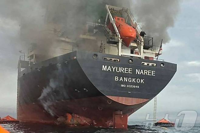 호르무즈 해협에서 피격 당한 태국 화물선. 2026.03.11 ⓒ AFP=뉴스1