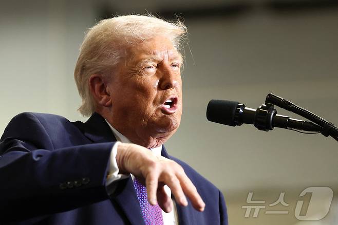 11일(현지시간) 미국 켄터키주 헤브런에 있는 버스트 로지스틱스를 방문한 도널드 트럼프 미국 대통령이 연설하고 있다. 2026.03.11 ⓒ 로이터=뉴스1
