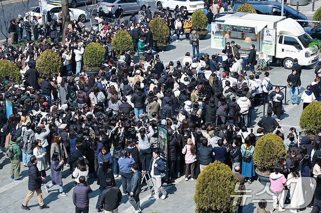 영화 '왕과 사는 남자'의 장항준 감독이 12일 서울 중구 프레스센터 앞에서 1,200만 관객 돌파를 기념해 커피차를 마련, 팬들에게 커피를 나눠주고 있다. 2026.3.12 ⓒ 뉴스1 안은나 기자