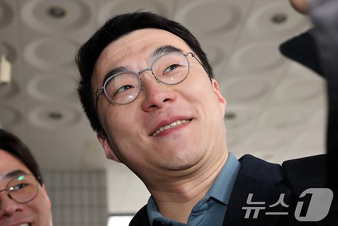 김남국 전 더불어민주당 의원이 10일 오후 서울 양천구 서울남부지방법원에서 열린 ‘허위 재산 신고' 관련 1심 선고에 출석하며 취재진 질문에 답하고 있다.2025.2.10 ⓒ 뉴스1 박세연 기자