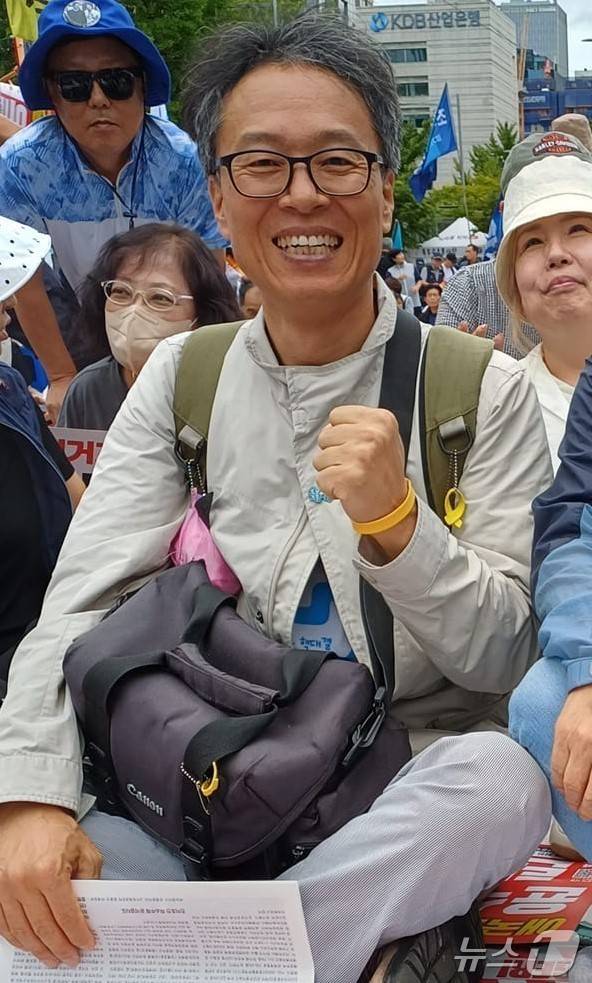 국회 앞 집회 참여한 소리꾼 겸 교사 백금렬.(페이스북 갈무리) ⓒ 뉴스1