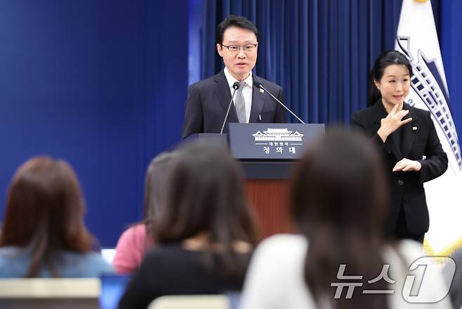 이규연 홍보소통수석이 12일 청와대 춘추관에서 12·29 여객기 참사 관련 브리핑을 하고 있다. 2026.3.12 ⓒ 뉴스1 허경 기자