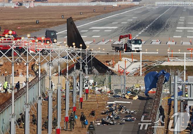 31일 오전 전남 무안국제공항 제주항공 여객기 참사 현장에 사고 여객기와 충돌로 부서진 방위각 시설(로컬라이저)이 보이고 있다. 2024.12.31 ⓒ 뉴스1 김민지 기자