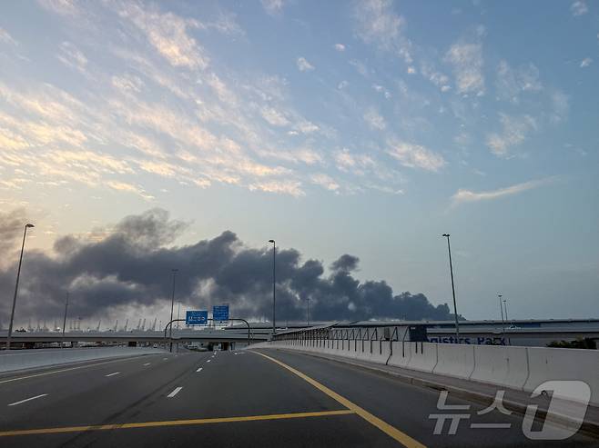 1일(현지시간) 이란의 공격으로 두바이의 제벨 알리 항구에서 연기가 치솟고 있다. 2026.3.1. ⓒ 뉴스1 ⓒ 로이터=뉴스1