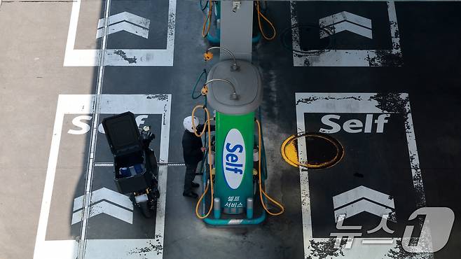 12일 서울의 한 주유소에 유류 가격이 표시돼 있다. 2026.3.12 ⓒ 뉴스1 이호윤 기자