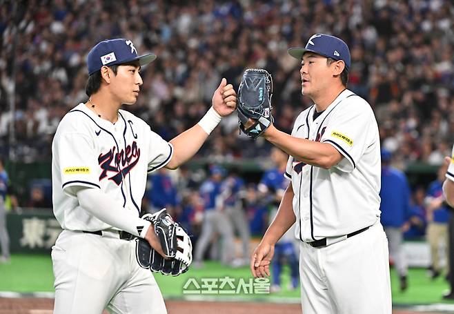 대한민국 야구대표팀의 노경은(오른쪽)이 8일 일본 도쿄 도쿄돔에서 열린 2026 월드 베이스볼 클래식(WBC) 조별리그 대만과의 경기 10회초 등판해 무실점으로 이닝을 마친 뒤 이정후와 하이파이브를 나누고 있다. 2026. 3. 8.  도쿄(일본) | 박진업 기자 upandup@sportsseoul.com