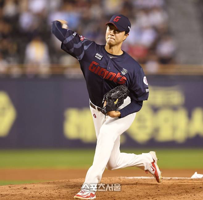 롯데 윤성빈이 20일 서울 잠실구장에서 열린 2025 KBO리그 LG와 경기 8회 역투하고 있다. 잠실 | 최승섭 기자 thunder@sportsseoul.com