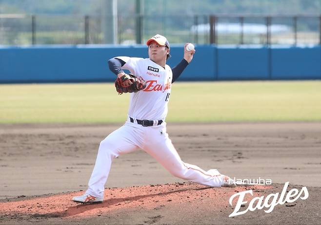 한화 왕옌청이 21일 일본 오키나와 고친다 구장에서 열린 2026 WBC 대표팀과 평가전에 선발 등판해 역투하고 있다. 사진 | 한화 이글스