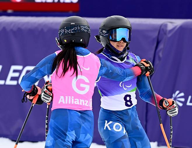 최사라(오른쪽)가 12일(현지시간) 이탈리아 코르티나 토파네 알파인스키 센터에서 열린 2026 밀라노·코르티나 동계패럴림픽 알파인스키 여자 대회전 시각장애 부문 1차 레이스를 마친 후 어은미 가이드와 포옹하고 있다. 사진 | 대한장애인체육회