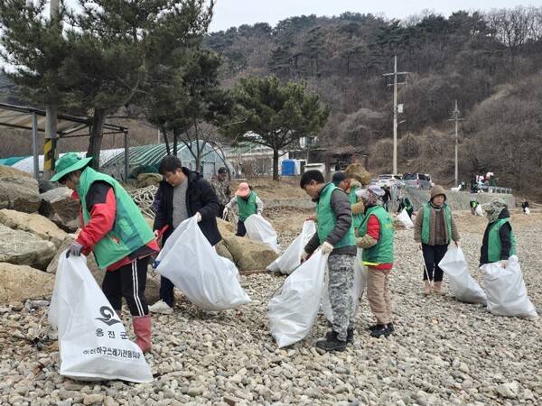 지난 11일 옹진군 자월면(면장 강혁철)은 자월1리 가늠골 해변에서 클린업데이를 실시했다고 밝혔다.(옹진군 자월면, 가늠골 해변 클린업데이 실시). /사진=옹진군