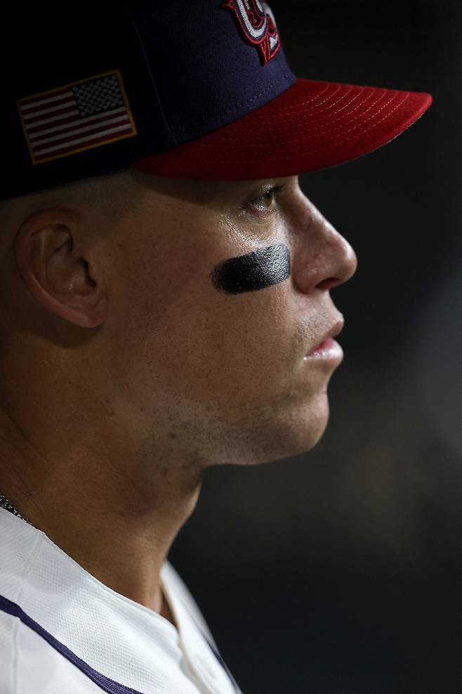 미국 캡틴 애런 저지가 11일(한국시각) 다이킨파크에서 열린 B조 이탈리아와의 최종전을 앞두고 심각한 표정으로 그라운드를 주시하고 있다. AFP연합뉴스