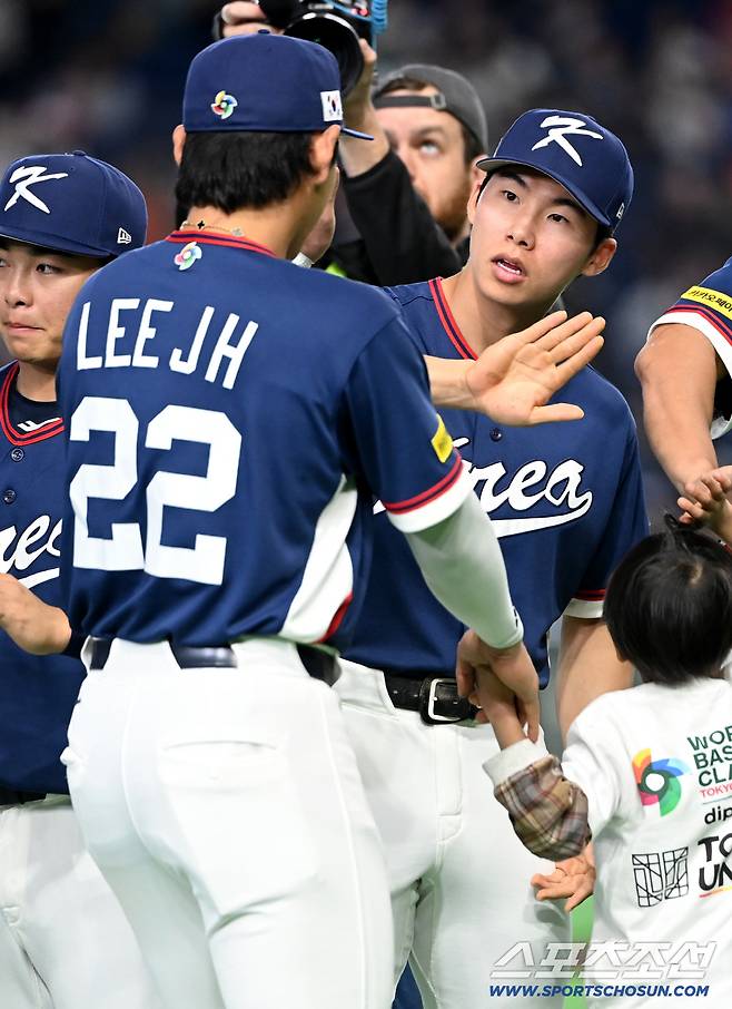 9일 일본 도쿄돔에서 열린 WBC(월드베이스볼클래식) 한국과 호주의 경기, 경기 전 선수소개때 김혜성과 이정후가 하이파이브를 하고 있다. 도쿄(일본)=허상욱 기자wook@sportschosun.com/2026.03.09/