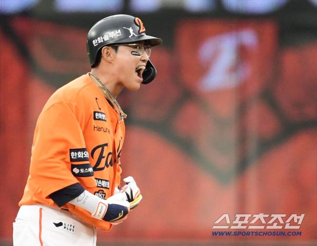 18일 대전 한화생명볼파크에서 열린 삼성과 한화의 PO 1차전. 6회말 2사 2, 3루. 역전 2타점 적시타를 날린 채은성. 대전=송정헌 기자songs@sportschosun.com/2025.10.18/
