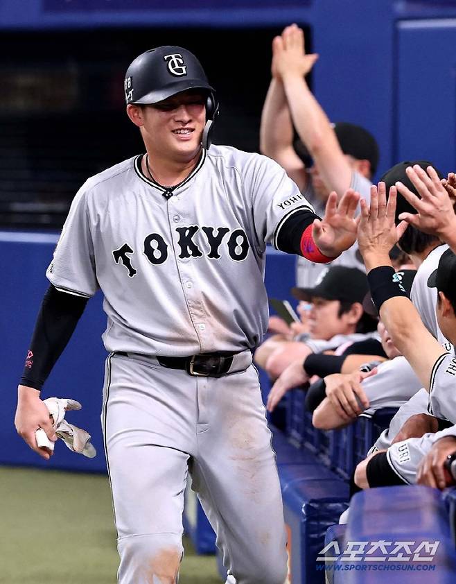 지난해 소프트뱅크에서 요미우리로 이적한 리처드. 11일 소프트뱅크와 시범경기에서 상대 투수가 던진 공에 손을 맞아 시즌 초반 출전이 어렵게 됐다. 사진출처=요미우리 자이언츠 SNS