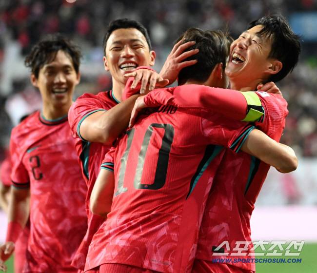 14일 대전월드컵경기장에서 열린 대한민국과 볼리비아의 A매치 평가전. 손흥민이 프리킥 선제골을 터뜨리고 기쁨을 나누고 있다. 대전=허상욱 기자wook@sportschosun.com/2025.11.14/