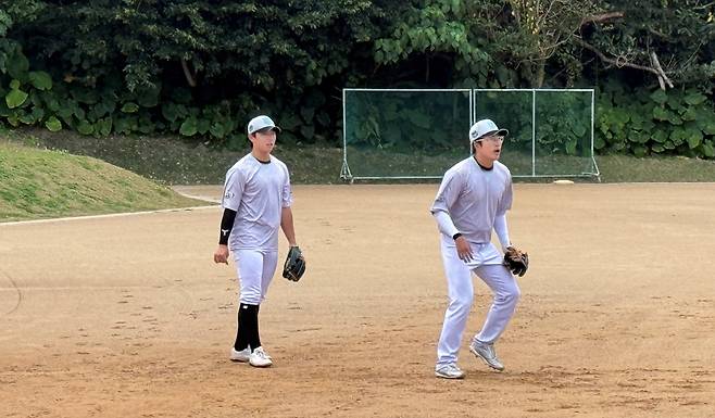 허경민과 함께 훈련 중인 이강민(왼쪽). 사진제공=KT 위즈