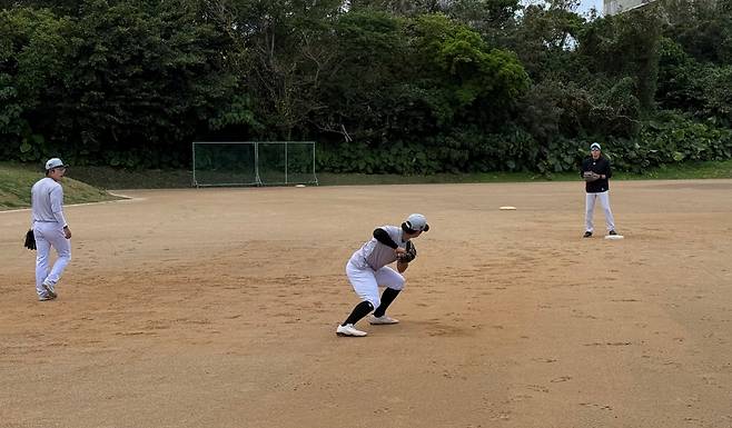 허경민-김상수와 함께 훈련 중인 이강민(가운데). 사진제공=KT 위즈