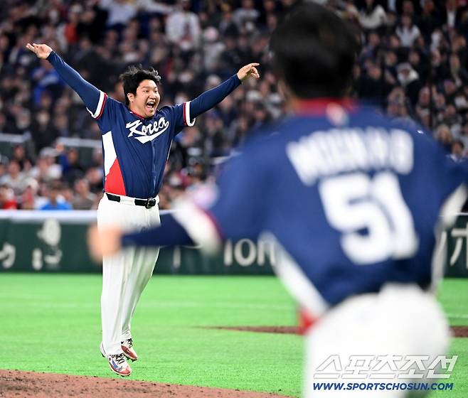 9일 일본 도쿄돔에서 열린 WBC(월드베이스볼클래식) 한국과 호주의 경기, 한국이 승리하며 8강행을 확정했다. 문보경이 마지막 아웃카운트를 잡아낸 후 1루 미트를 집어 던지며 환호하고 있다. 도쿄(일본)=허상욱 기자wook@sportschosun.com/2026.03.09/