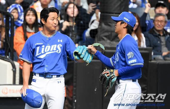 12일 대전한화생명볼파크에서 열린 KBO리그 한화 이글스와 삼성 라이온즈의 시범경기. 삼성 양창섭이 호수비를 펼친 이재현에게 고마운 마음을 전하고 있다. 대전=박재만 기자 pjm@sportschosun.com/2026.03.12/
