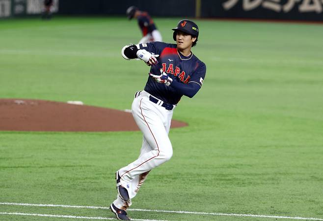 일본 오타니 쇼헤이가 지난 6일(한국시각) C조 라운드 대만전에서 2회 만루홈런을 날린 뒤 말차를 가는 세리머니를 하며 베이스를 돌고 있다. EPA연합뉴스
