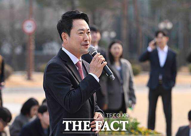 장동혁 국민의힘 대표가 '절윤' 결의문 발표에 따른 인적 쇄신 등 후속 조치 요구에 대해 신중론을 보이고 있는 가운데, 당 안팎에서는 관련 인사들의 '선제적 결단'을 요구하는 목소리도 나오고 있다. /박헌우 기자