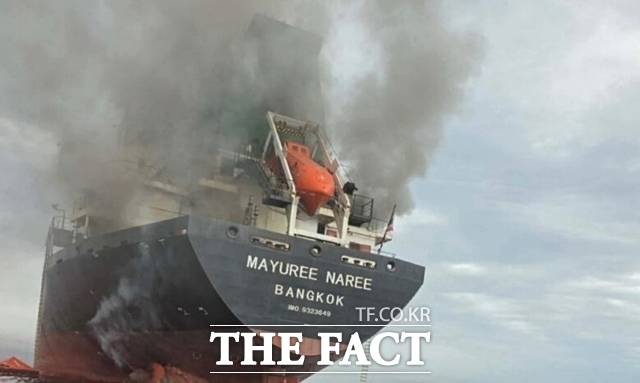 호르무즈 해협 일대에서 사실상 봉쇄를 이어가고 있는 이란 이슬람혁명수비대(IRGC)가 해협을 통한 원유 수송을 전면 차단하겠다고 예고했다. 사진은 공격받은 태국 선박 마유레 나레호의 모습. /뉴시스