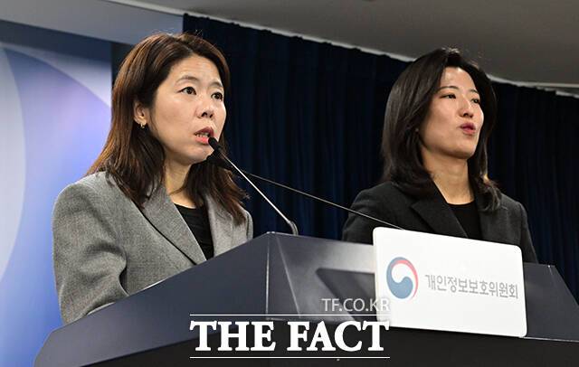 윤여진 개인정보보호위원회 조사1과장(왼쪽)이 12일 오전 서울 종로구 정부서울청사에서 롯데카드의 개인정보 보호 법규 위반과 관련한 전체회의 결과를 브리핑하고 있다. /임영무 기자