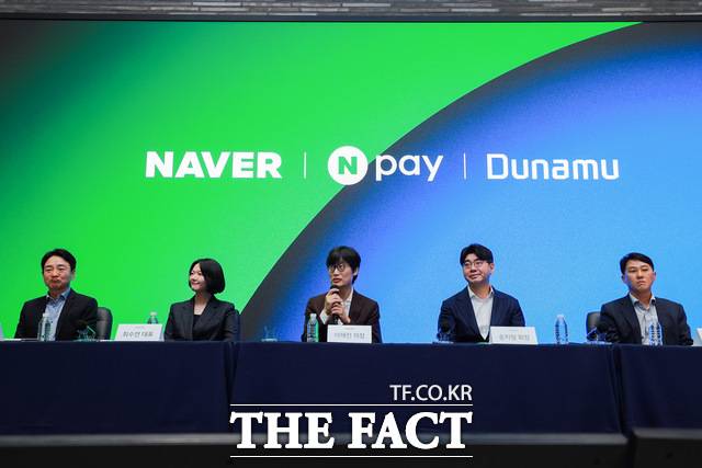 지난해 11월 27일 경기도 성남시 네이버 1784에서 진행된 네이버-네이버파이낸셜-두나무 3사 공동 기자간담회에서 (왼쪽부터)박상진 네이버페이 대표, 최수연 네이버 대표이사, 이해진 네이버 이사회 의장, 송치형 두나무 회장, 오경석 두나무 대표이사가 발표를 진행하고 있다. /네이버
