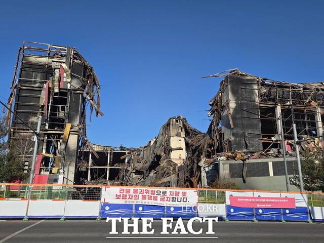 지난해 11월 15일 발생한 화재로 전소된 충남 천안시 풍세면 이랜드패션 천안물류센터가 현재 뼈대만 남은 채 출입이 통제되고 있다. /정효기 기자