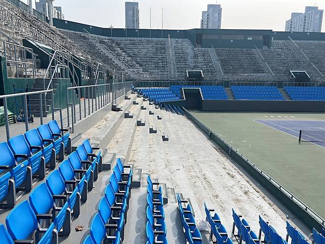 관람석 교체가 진행 중인 올림픽공원 테니스장 센터코트